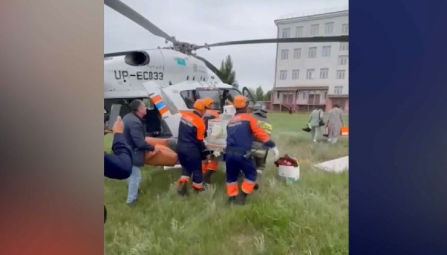 Вертолёт МЧС доставил новорождённого в больницу Уральска