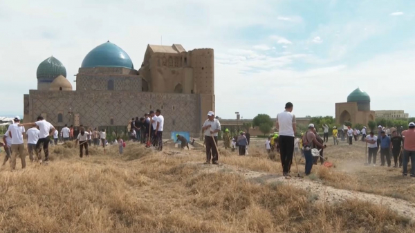 10 тонн мусора вывезли после уборки возле мавзолея Кожа Ахмета Яссауи