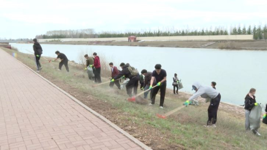 Столичная молодёжь провела уборку на набережной Есиля