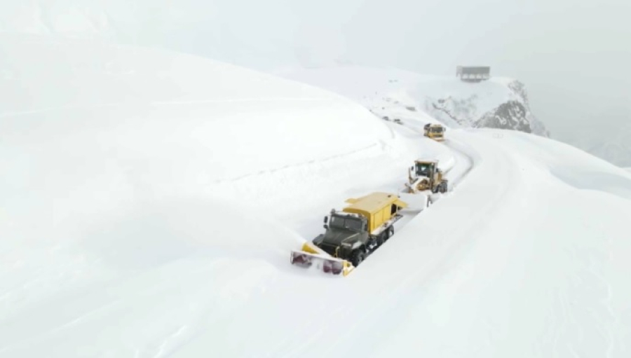 Водители фур попали в снежную ловушку в Грузии