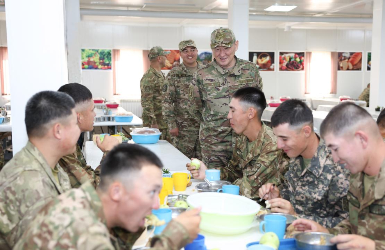 Министр обороны проверил качество питания солдат