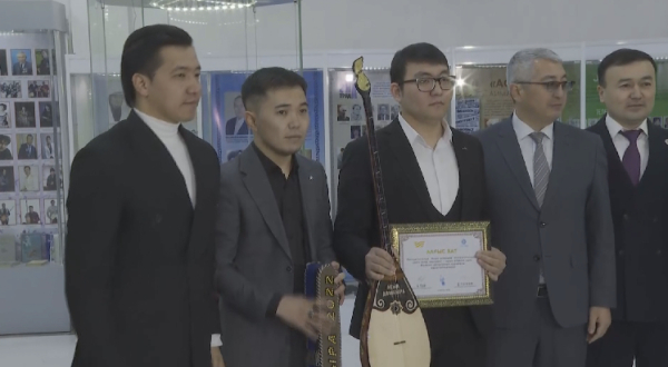 Уникальную домбру передали в музей в Жамбылской области