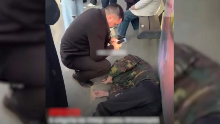 Алматыда аялдамадағы екі адамды жеңіл көлік қағып кетті