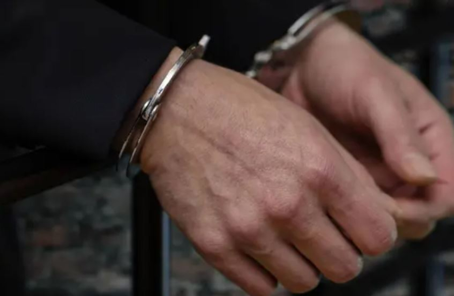 Двух мужчин задержали после обстрела автомобиля в Алматы