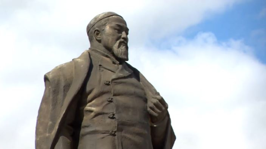На родине Абая возложили цветы к памятнику поэта