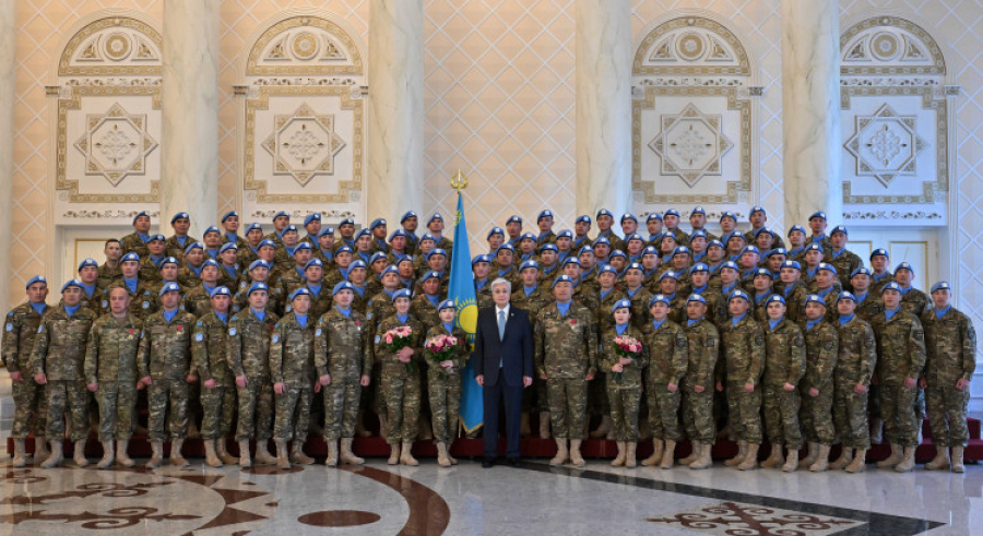 Президент Ұлттық бітімгерлік контингентінің әскери қызметшілерімен кездесті