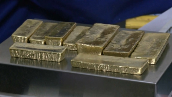 Цена на золото обновила свой рекорд на фоне пошлин Трампа