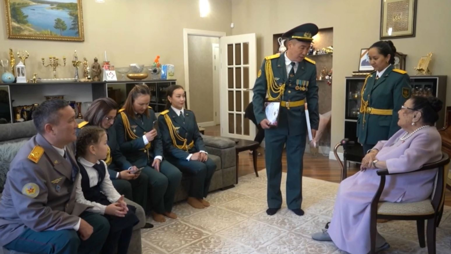 Военные поздравили Бибигуль Тулегенову с 80-летием Победы