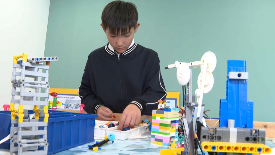 Школьники Семея собирают роботов