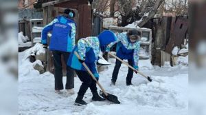 «Таза Қазақстан»: волонтёры убрали снег во дворе Дома престарелых в Астане