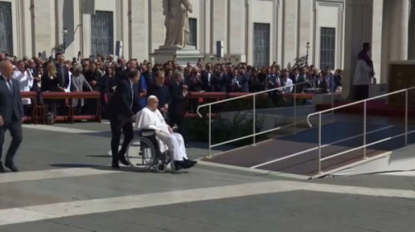 Папа Римский впервые появился на публике после болезни