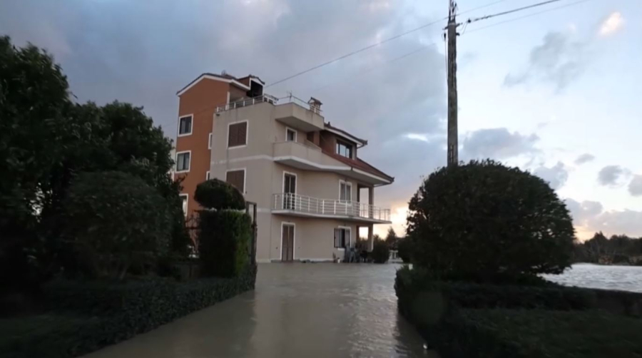 Албанияда 800 үйді су басты