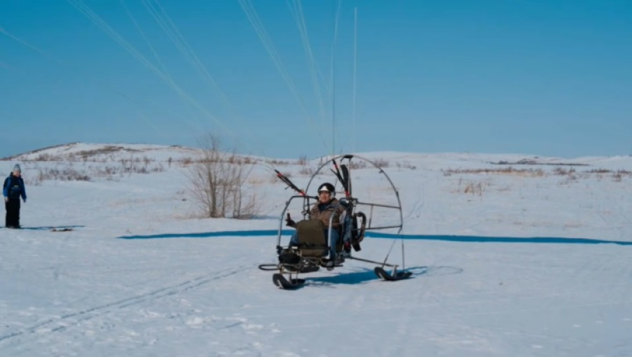 Парапланерист прилетел проголосовать на референдуме в ВКО