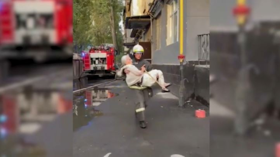 Пожар тушат в жилом доме в Алматы