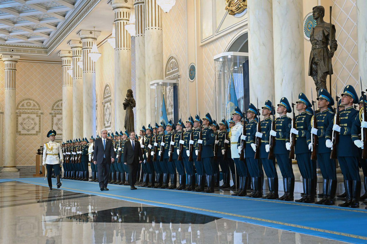 Президент Израиля Ицхак Герцог прибыл с официальным визитом в Казахстан