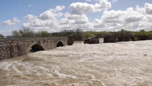 Потоки воды разрушили старинный мост в Испании