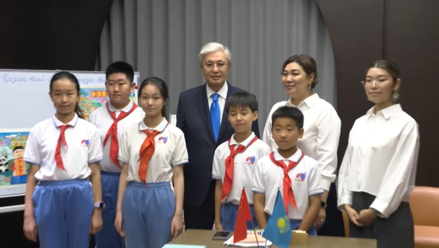 Президент қазақ тілін үйреніп жүрген қытай балаларымен сөйлесті