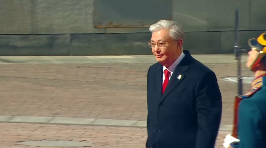 Токаев поприветствовал участвующих в параде военнослужащих ВС РК