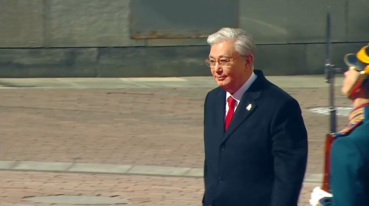 Токаев поприветствовал участвующих в параде военнослужащих ВС РК