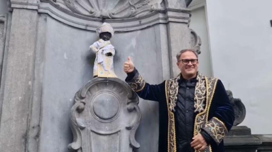 Маннекен Пис примерил казахский шапан