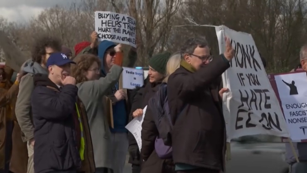 Активисты в Лондоне выступили против компании Tesla