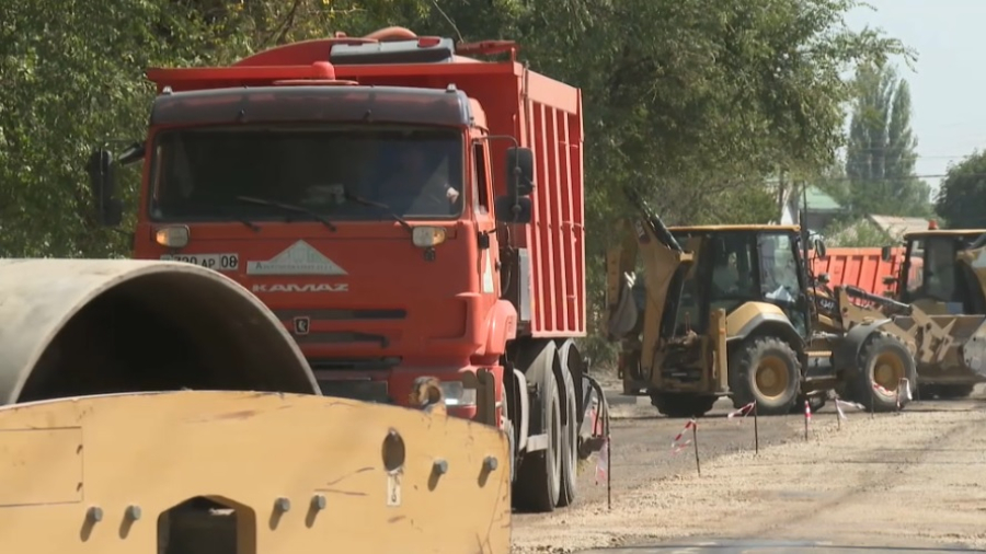 В Таразе асфальтируют одновременно 42 улицы
