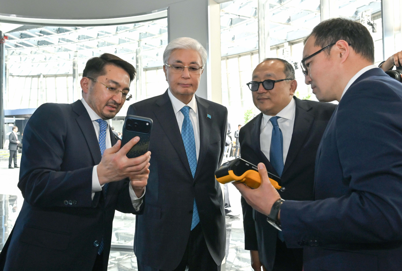 Токаев посетил Международный центр искусственного интеллекта Alem.AI