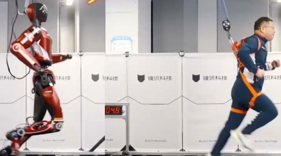 Қытайлар адамнан да жылдам жүгіретін робот жасап шығарды