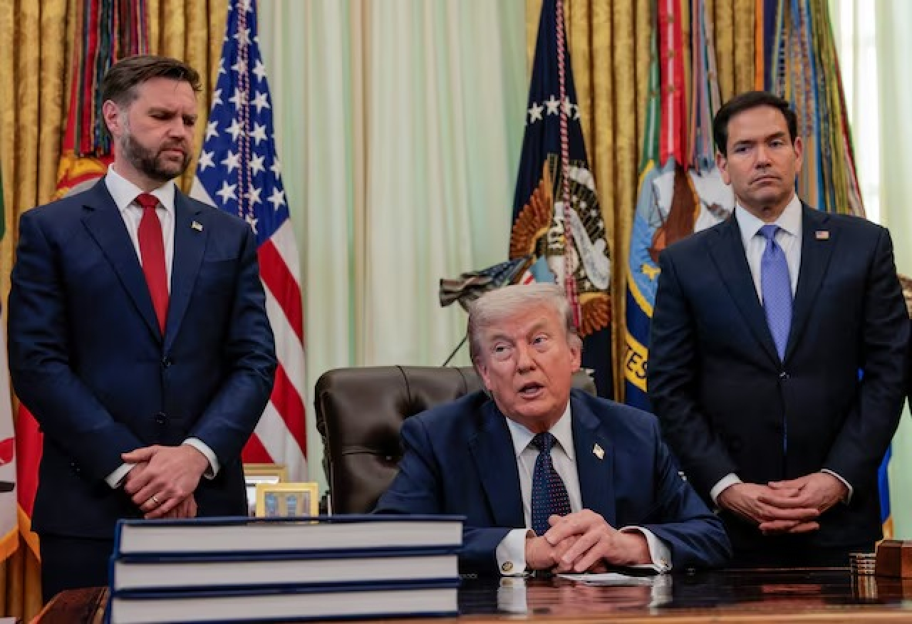 Трамп көмекшілеріне мерекелік сыйлық ретінде 45 мың доллардан ақша таратты