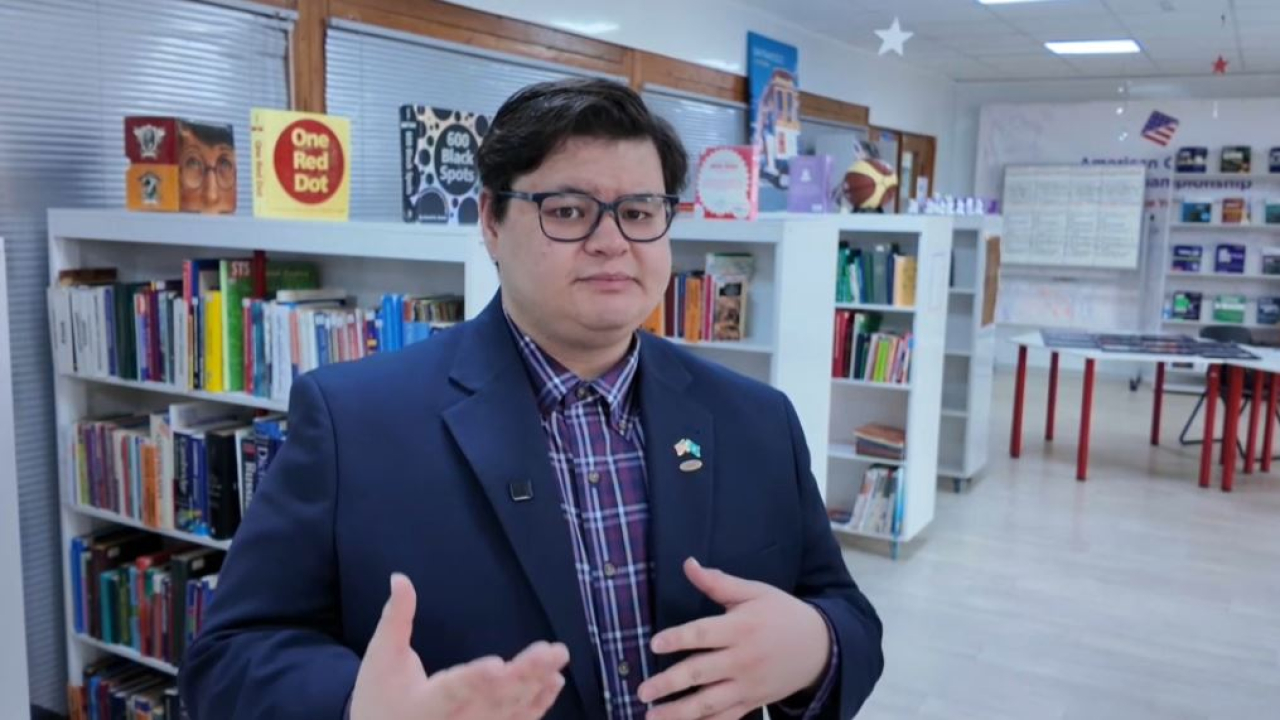 Американец с казахстанскими корнями бесплатно обучает детей в Костанае