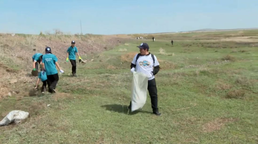 Волонтеры очистили берег Нуры в Карагандинской области