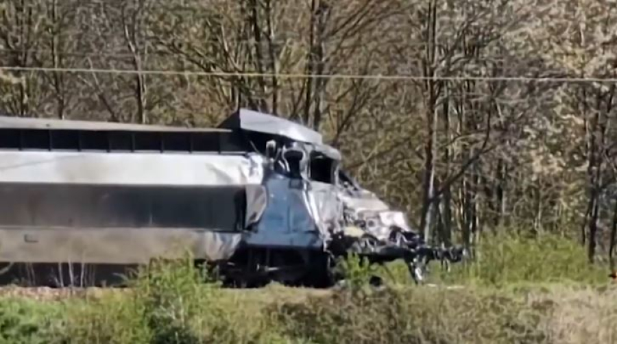 Поезд столкнулся с грузовиком во Франции