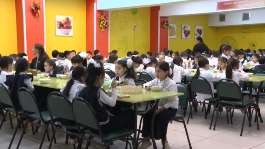 Стоимость школьного питания пересмотрят в Казахстане