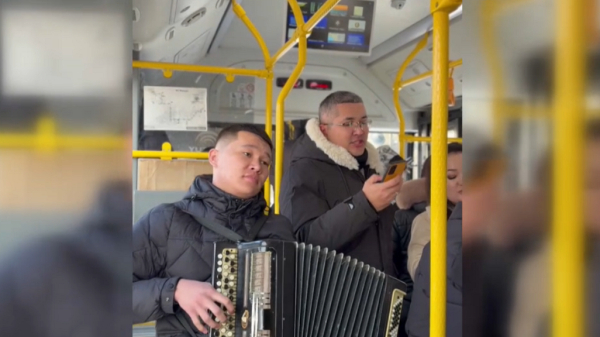 Ақтауда қоғамдық көліктерде әскери әндер шырқалды