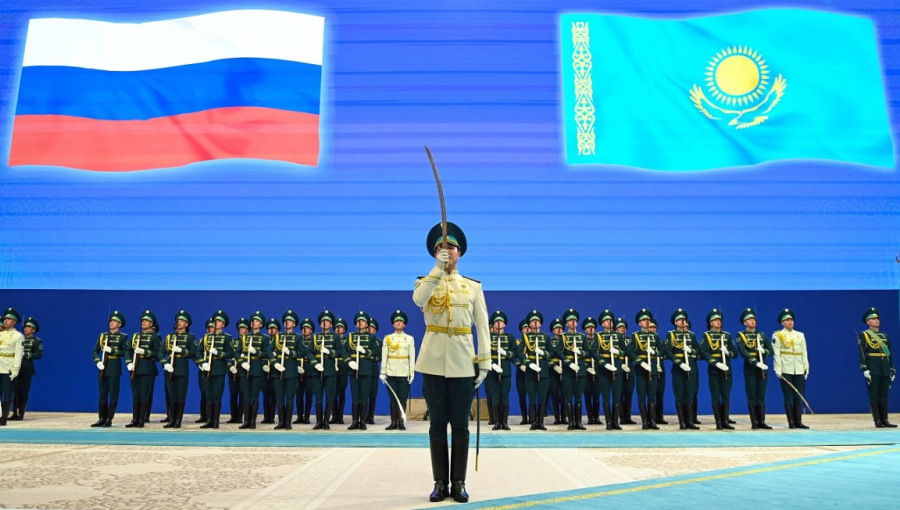 В Астане состоялась торжественная церемония встречи Президента РФ