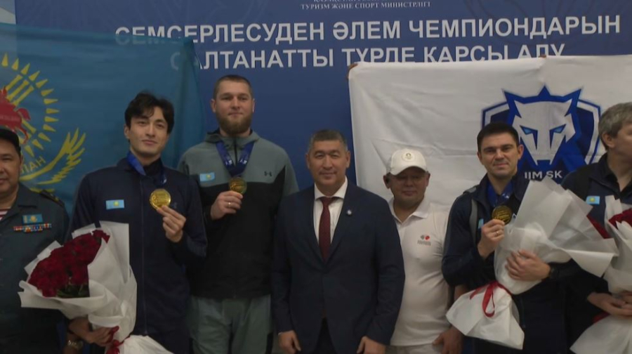 «Золотые» шпажисты вернулись домой