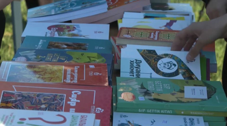 Книжный фестиваль под открытым небом прошел в Актобе