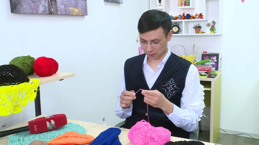 Ақтөбелік шебер жігіт тоқыма тоқуды кәсіп еткен