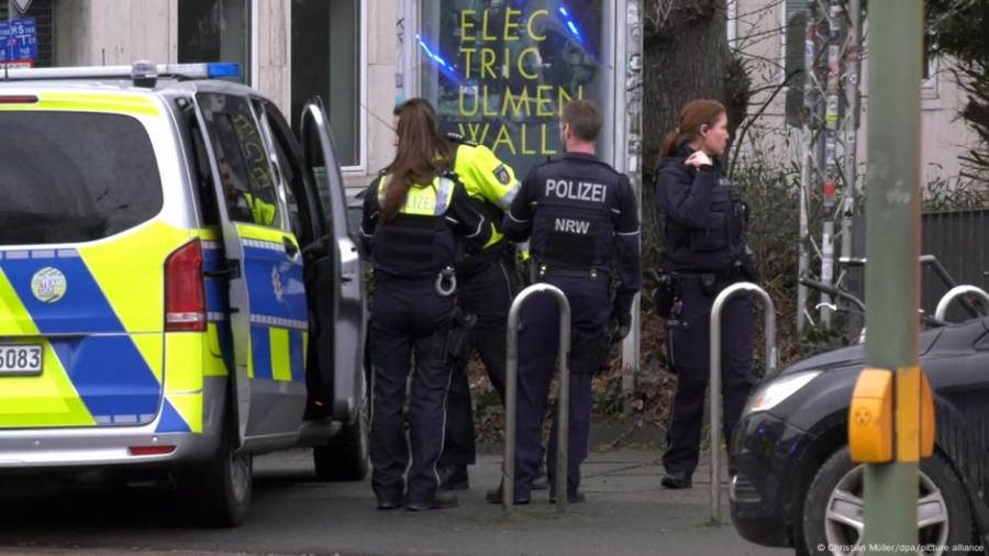 Германияда ер адам барға келушілерге пышақпен шабуыл жасады