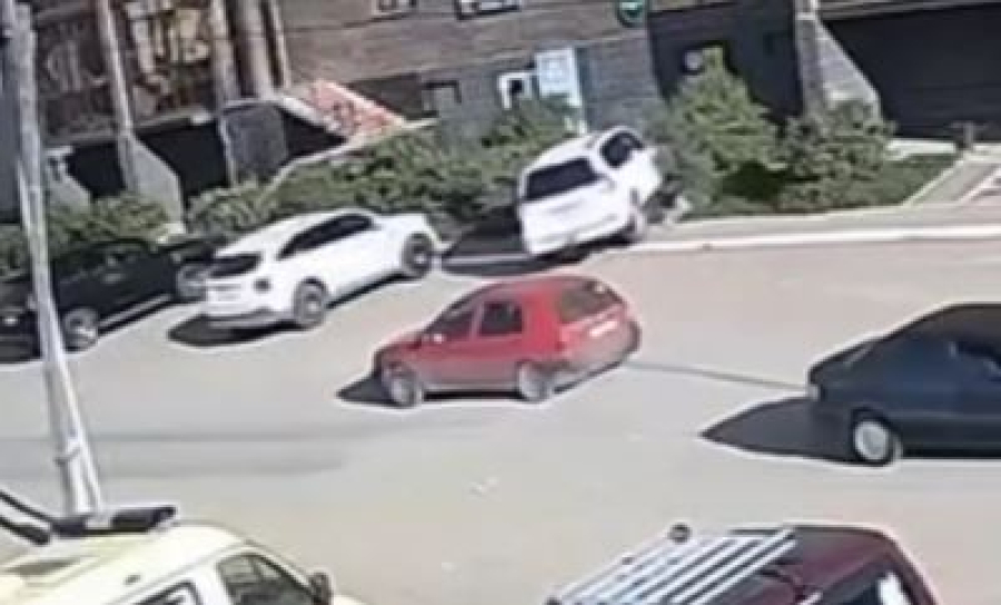 Снова ДТП во дворе Кокшетау: автомобиль сбил девочку
