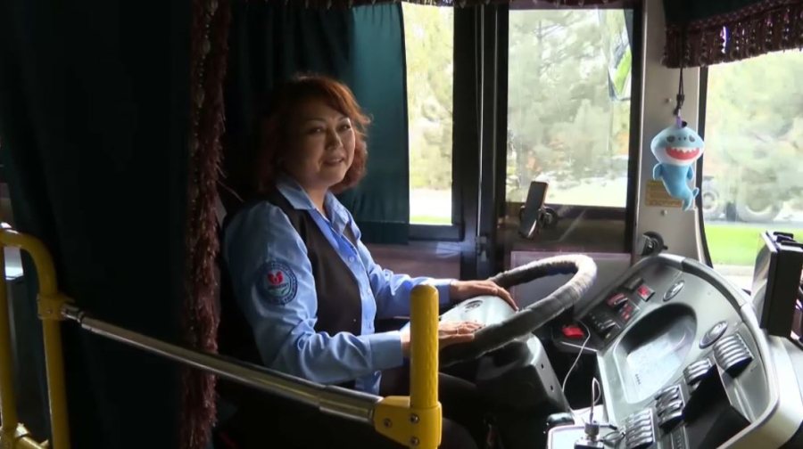 Многодетная мама водит автобус в Шымкенте