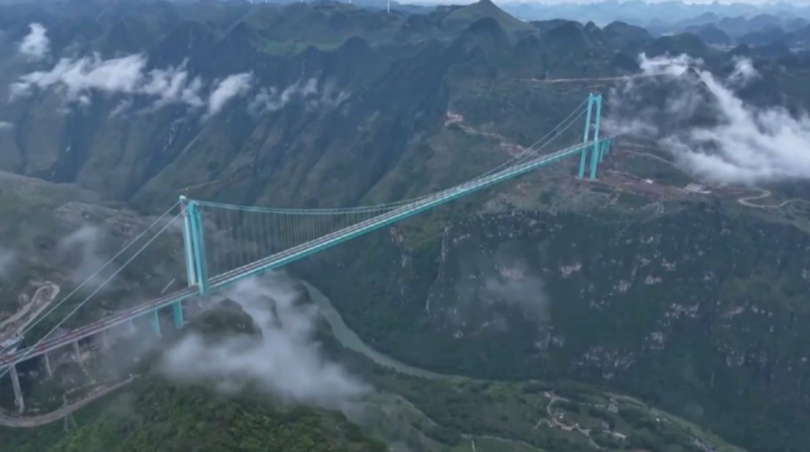 Испытания самого высокого моста в мире завершили в Китае