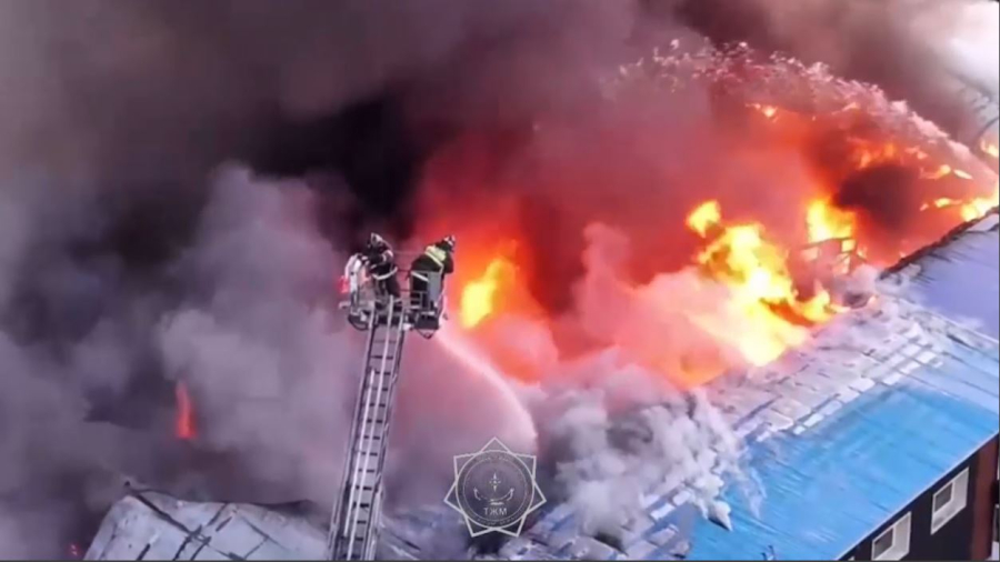 Крупный пожар произошёл в Усть-Каменогорске