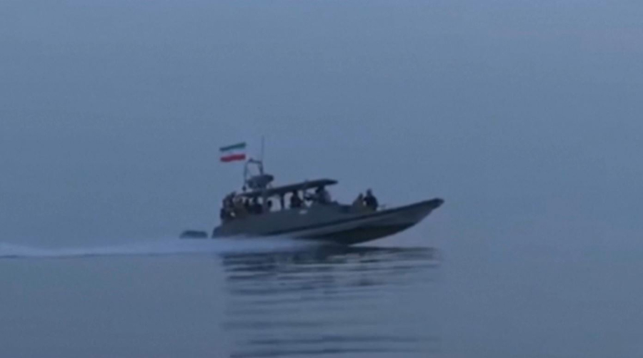 Иран Ормуз бұғазында екі кемені басып алды