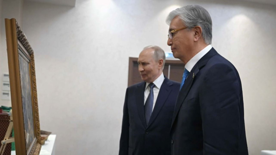 Токаев подарил Путину картину с изображением Уалиханова и Достоевского