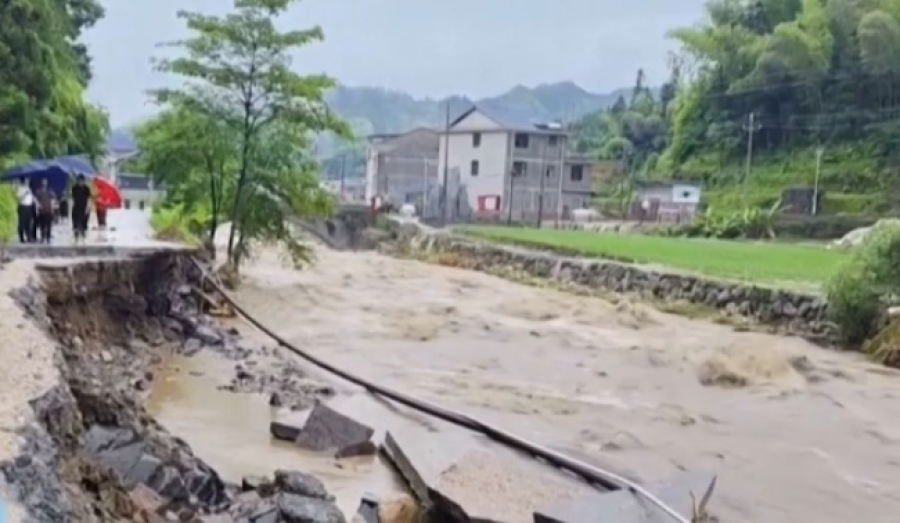 Наводнения и оползни обрушились на центральные районы КНР