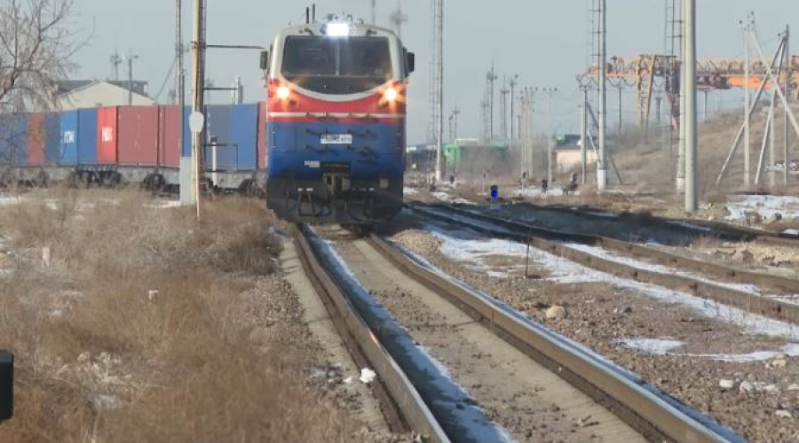Казахстан усиливает грузовой транзит на границе с Китаем