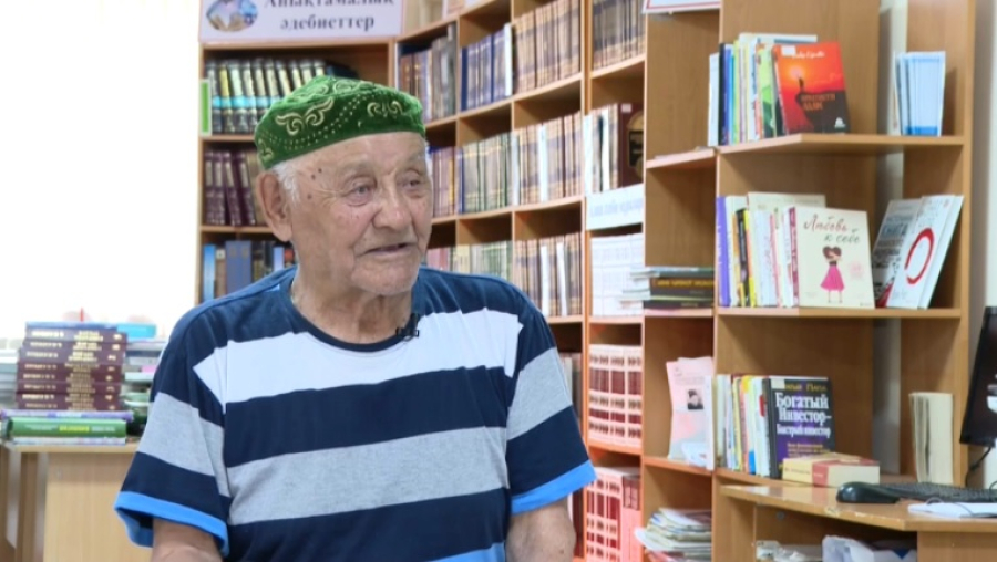 90-летний сельчанин читает книги без очков