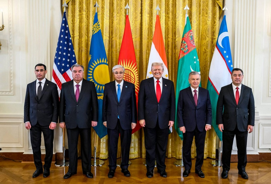 Опубликовано совместное фото лидеров стран ЦА и Президента США