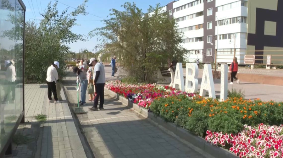 Сәтбаев мемлекеттік қызметшілер «Абай» аллеясын тазалады